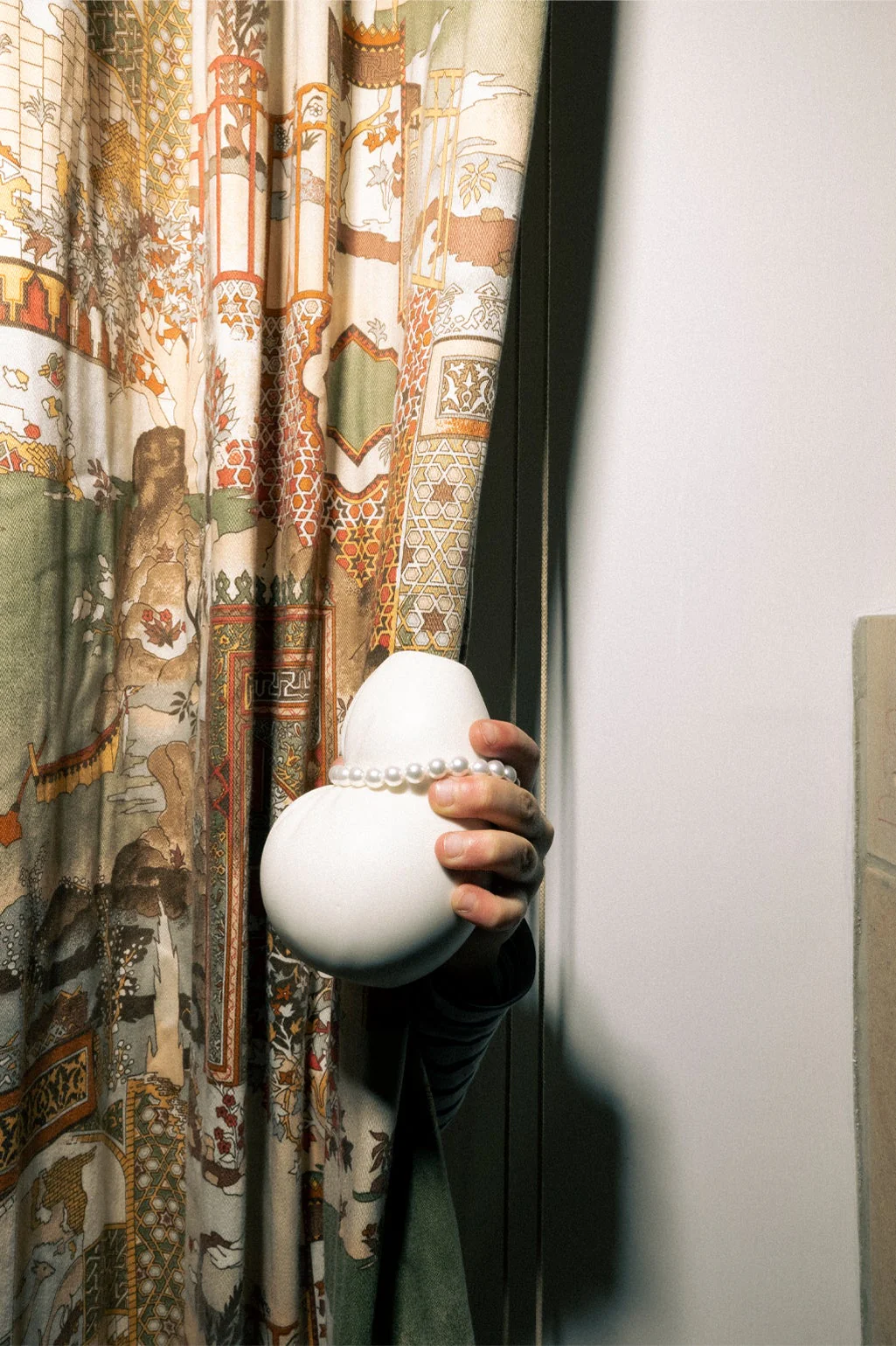 Squeezed vase beige - Completedworks