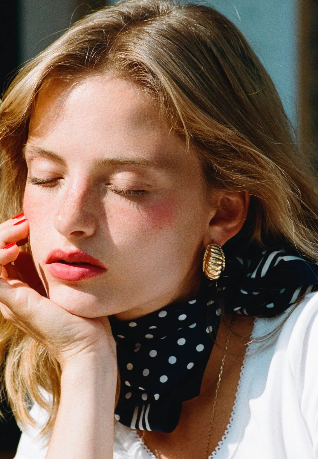 Daphné Mousse de Rouge by Yolaine Paris, a soft red lipstick with buildable color and a non-drying formula.