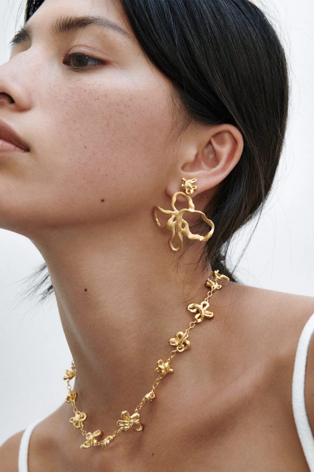 Completedworks flower chain necklace plated in 18ct gold, offering a refined, feminine touch to any look.