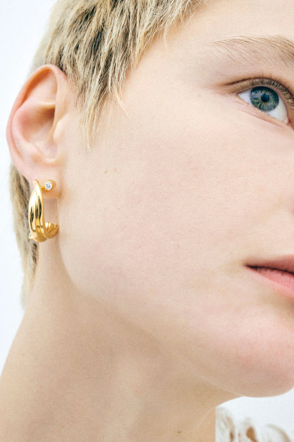 Gold and zirconia earrings - Completedworks